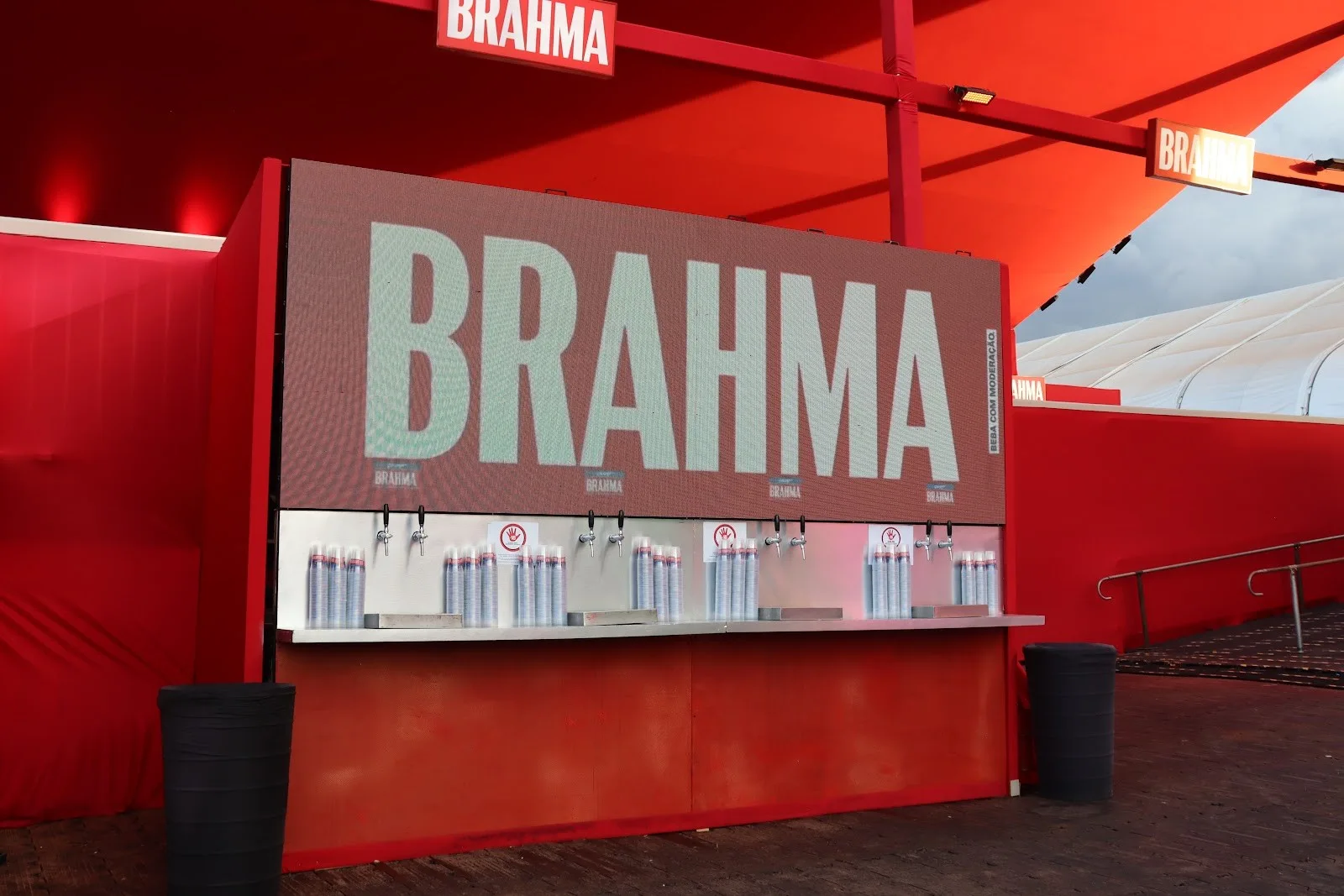 Balcão do Camarote Brahma com letreiro e pontos de atendimento
