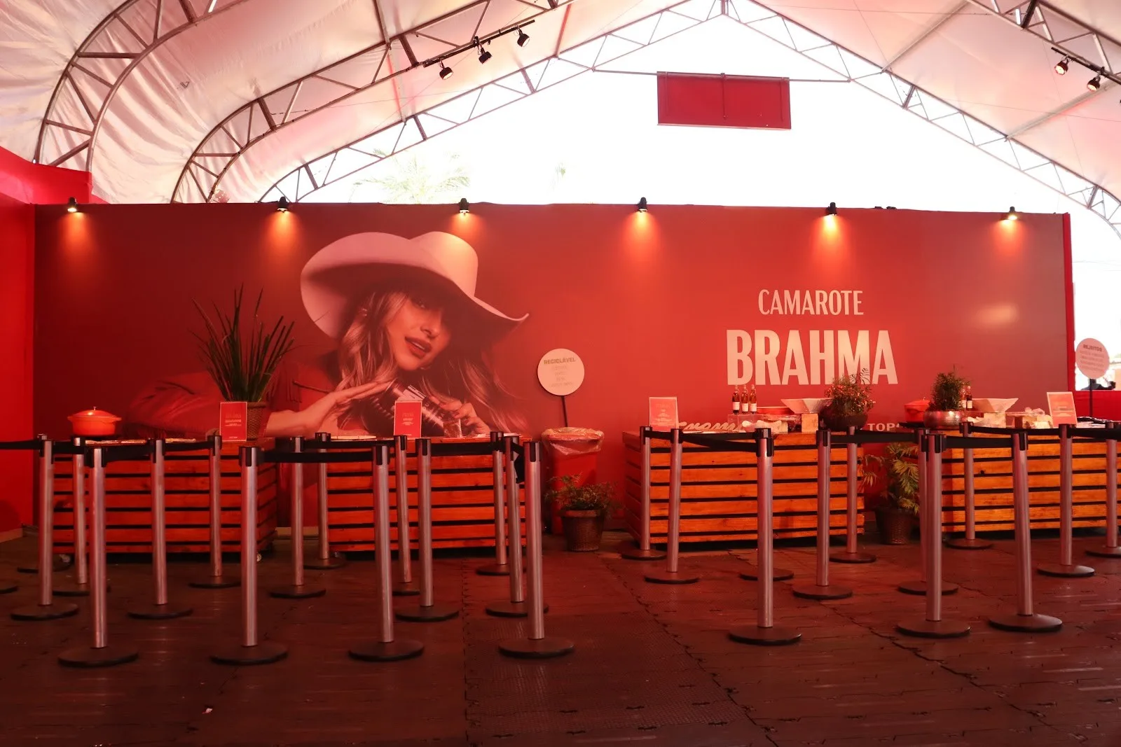 Vista interna do camarote com grande painel Brahma e mesas