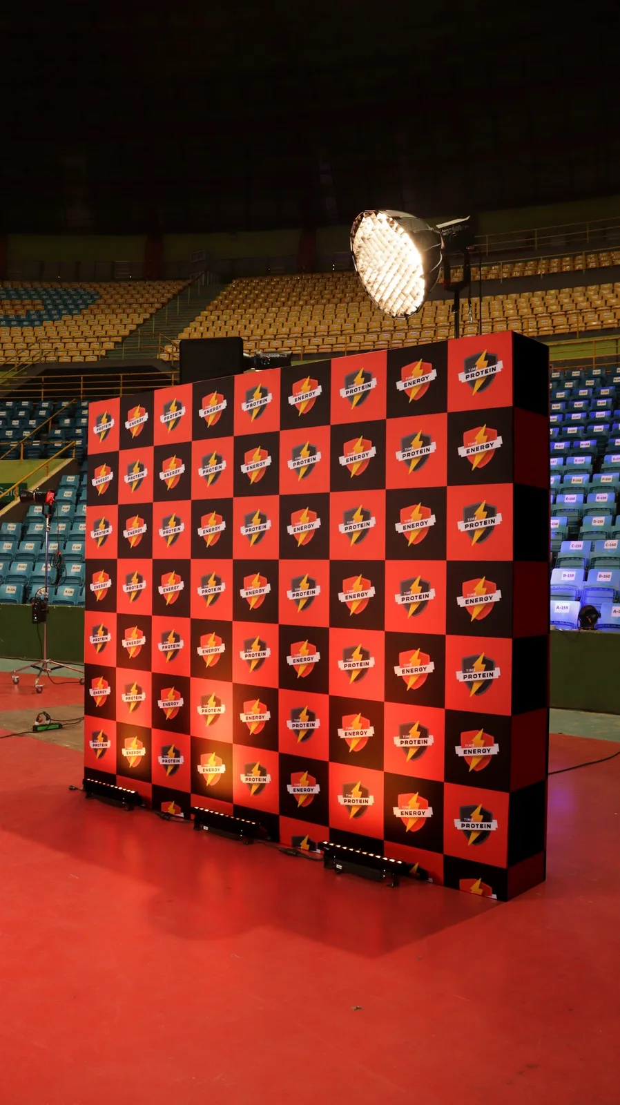 Painel com marcas Nescau junto à quadra do ginásio