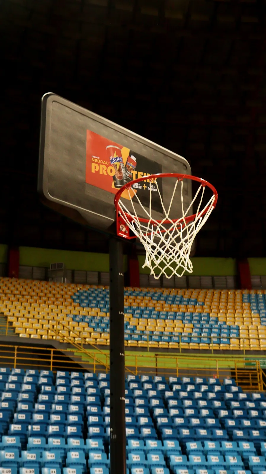 Tabela de basquete com comunicação visual no projeto Nescau