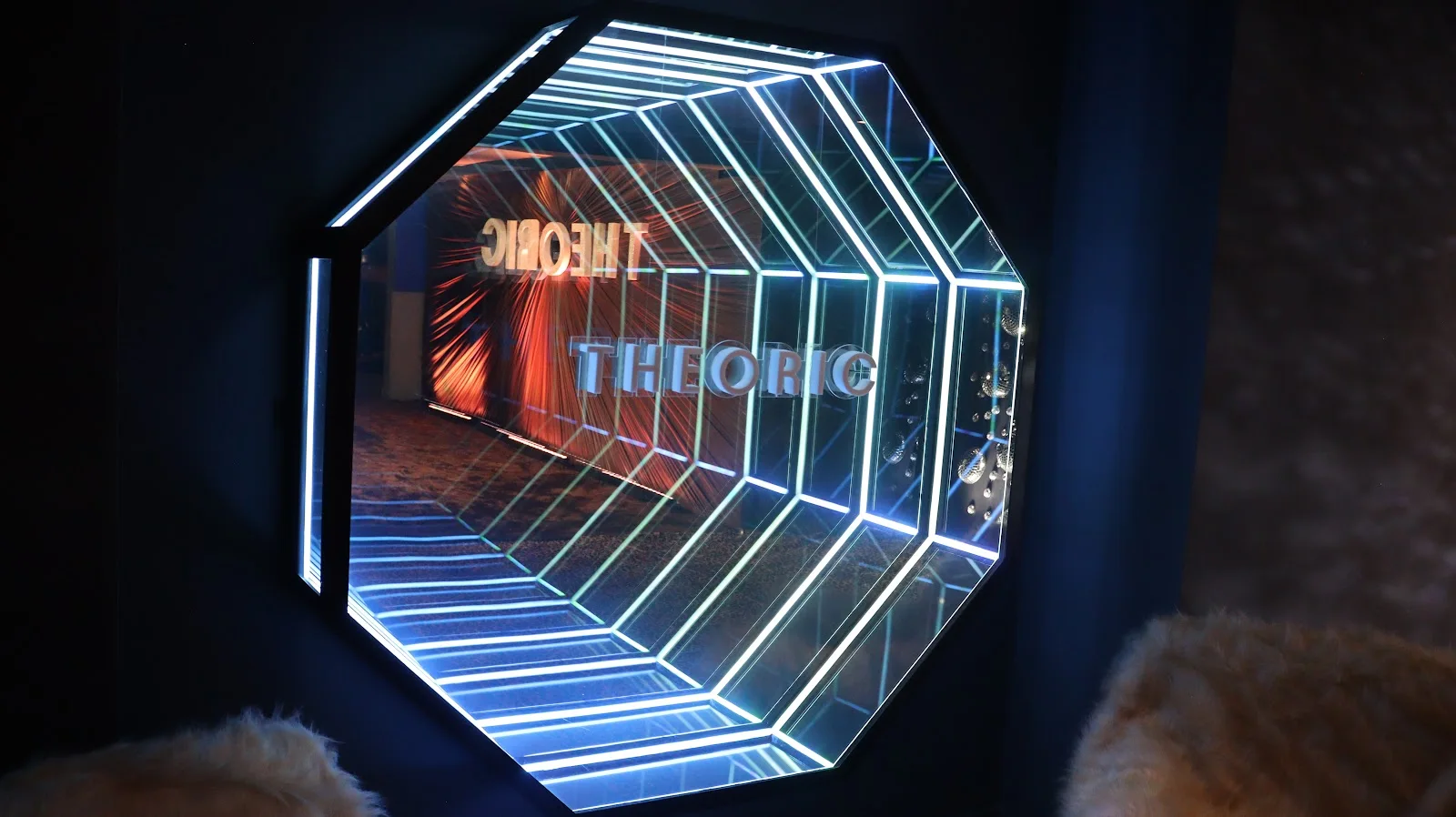 Instalação Theoric com luzes geométricas e reflexos em espelho