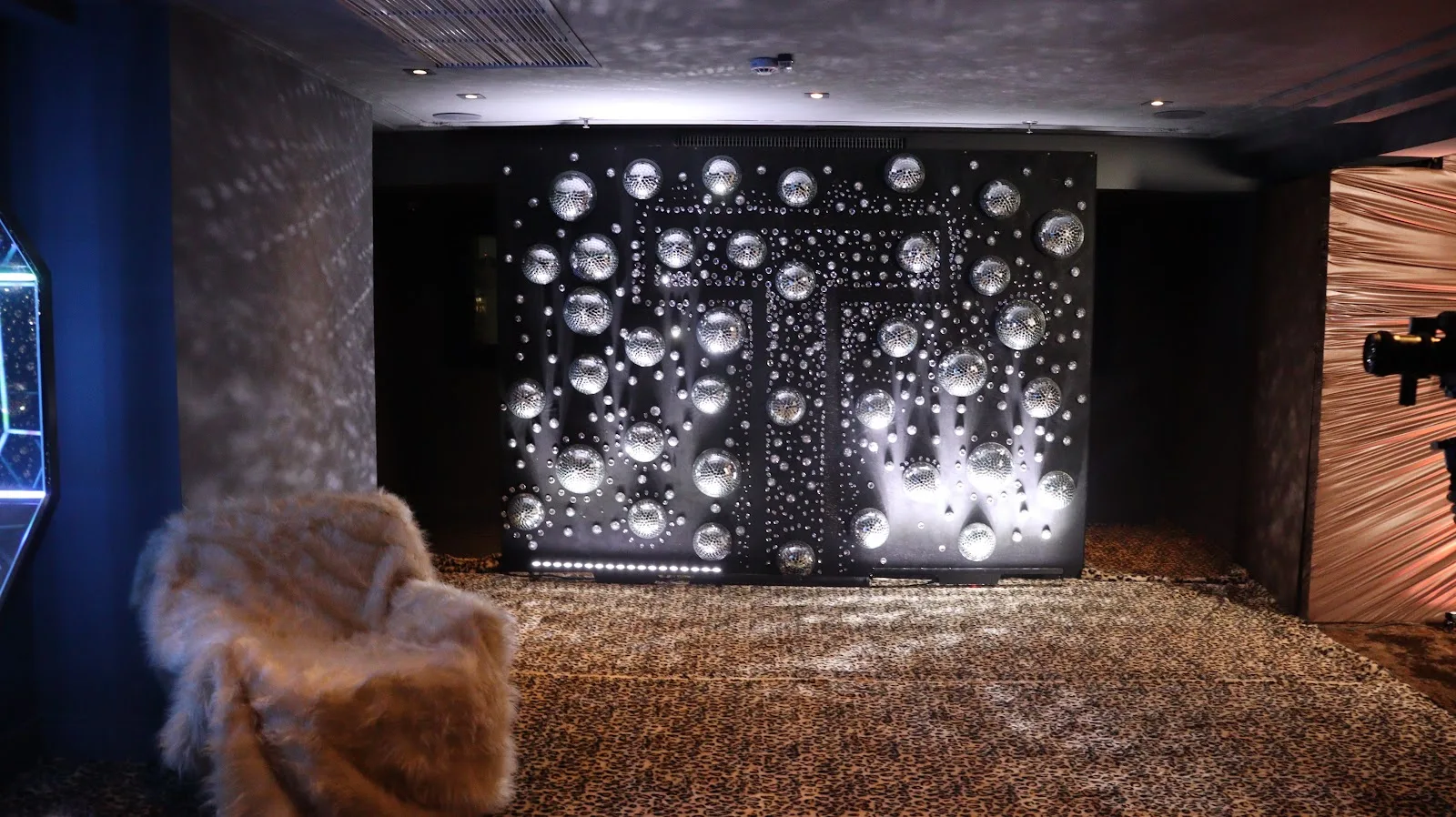 Painel cenográfico Theoric com elementos circulares e peças iluminadas