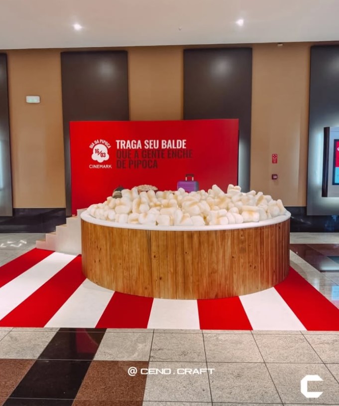 Ativação temática de cinema com piscina de pipoca